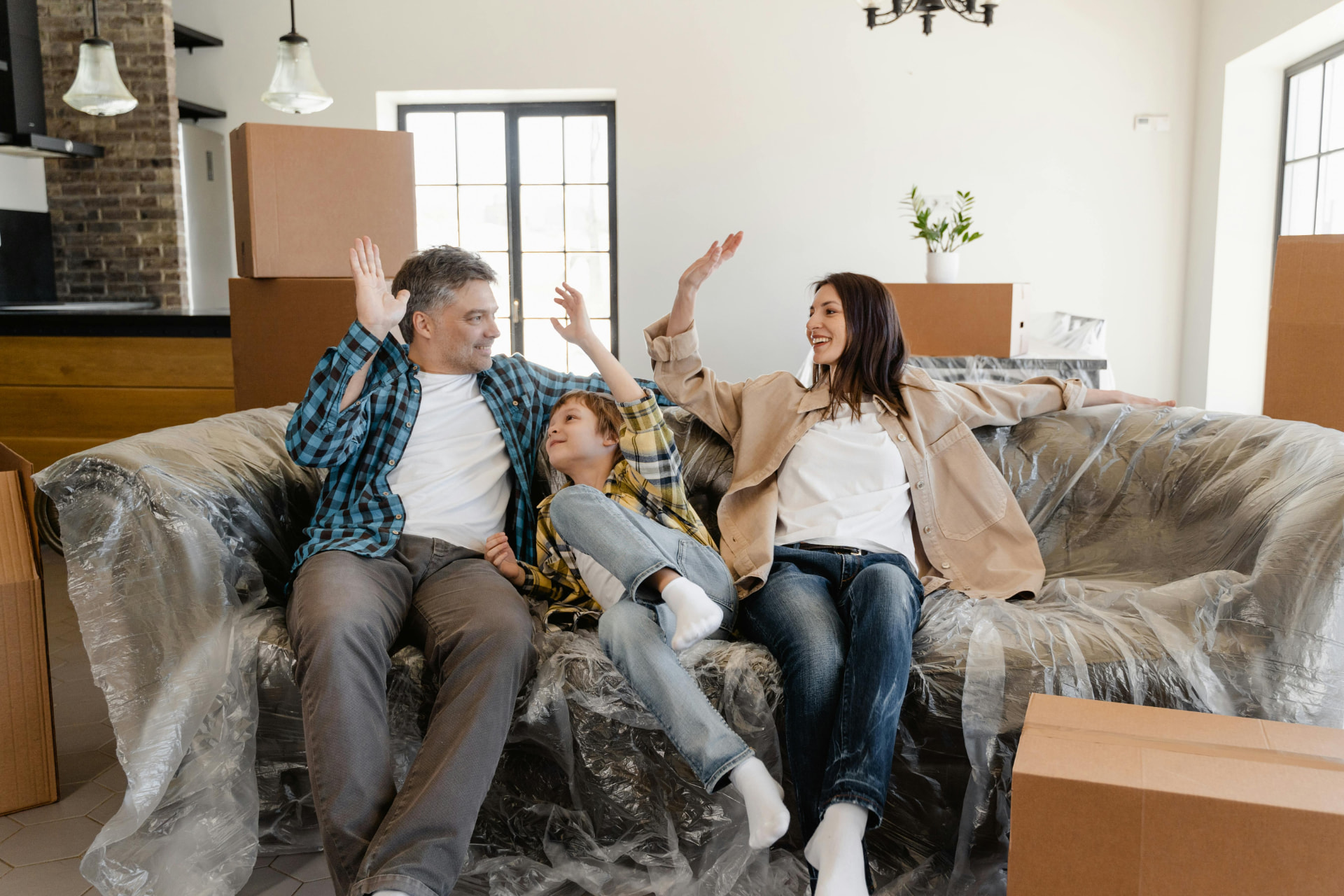 Gezin in hun nieuwe woning tussen verhuisdozen